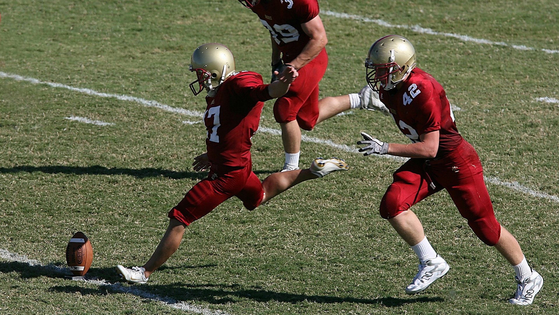 伊朗球员自带羊毛披肩登场，被赞“中东骑士”