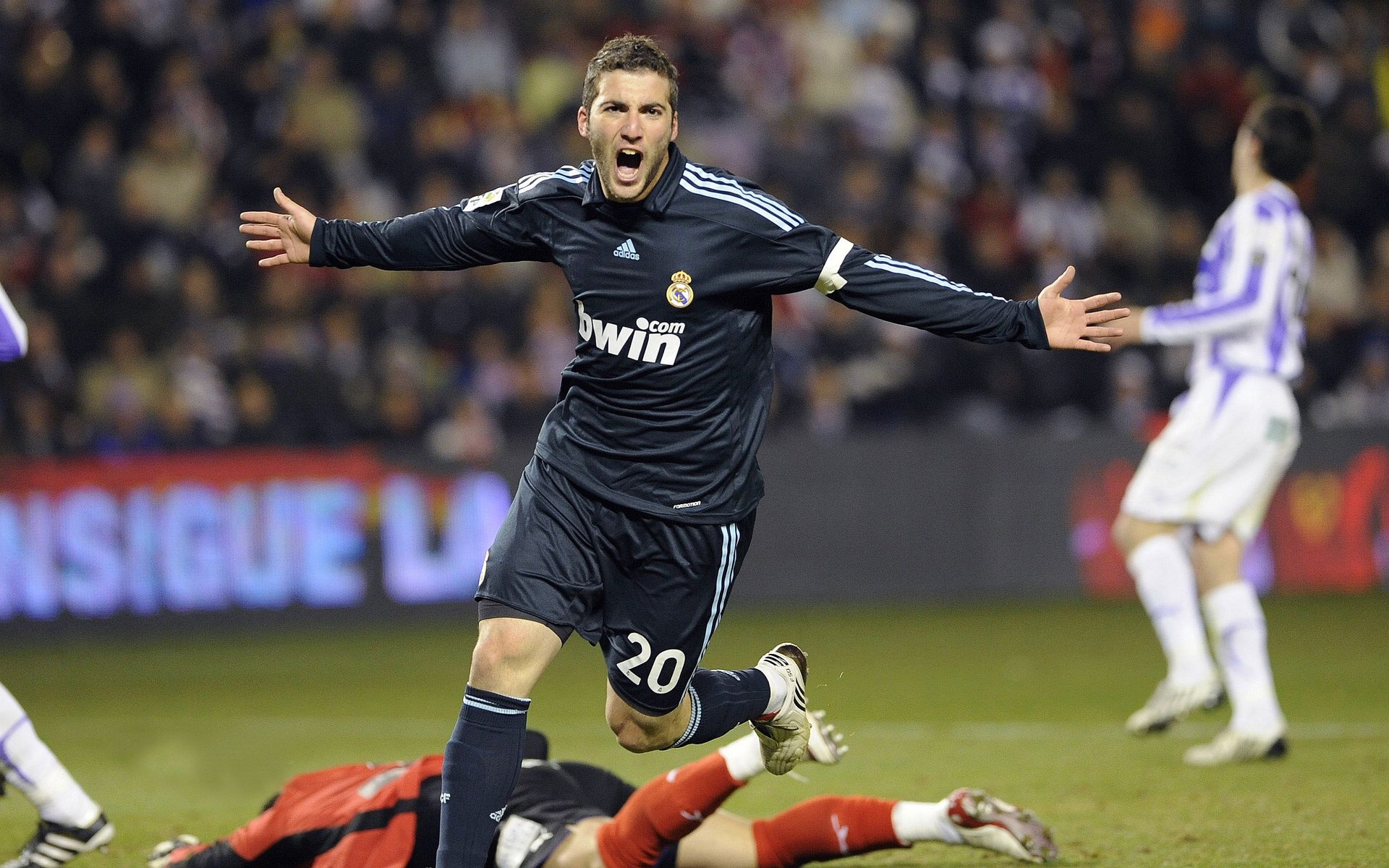 jiuyou.com-汉堡球员自嘲表现，网友调侃萌翻，汉堡主帅